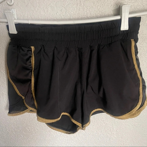 Lululemon Super Squad Short in black/gold - Picture 10 of 10